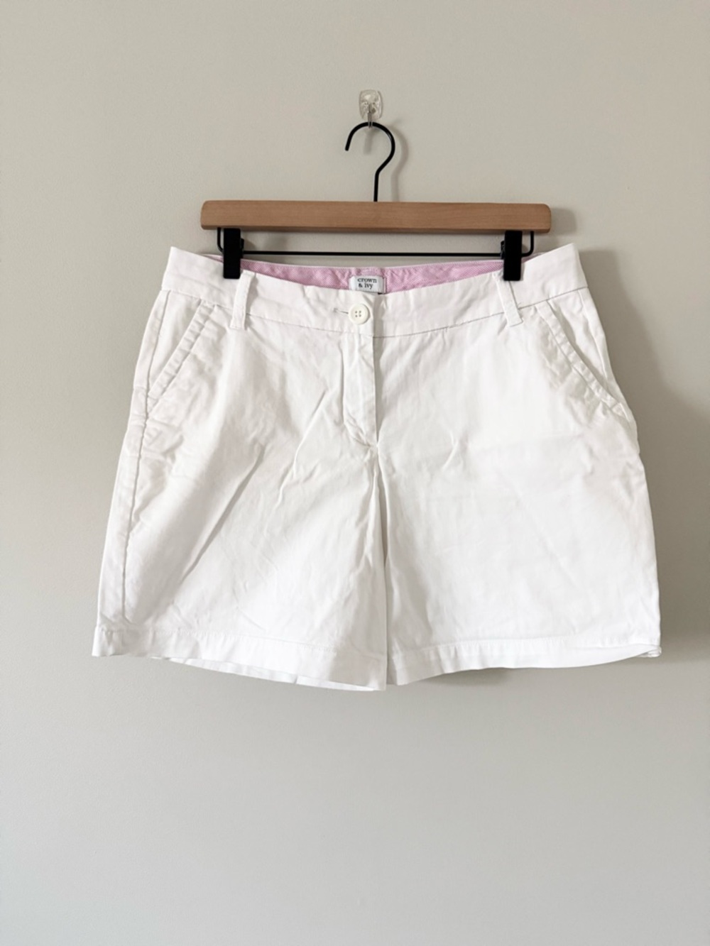 Crown & Ivy Caroline Cotton Blend Shorts in White Size 8